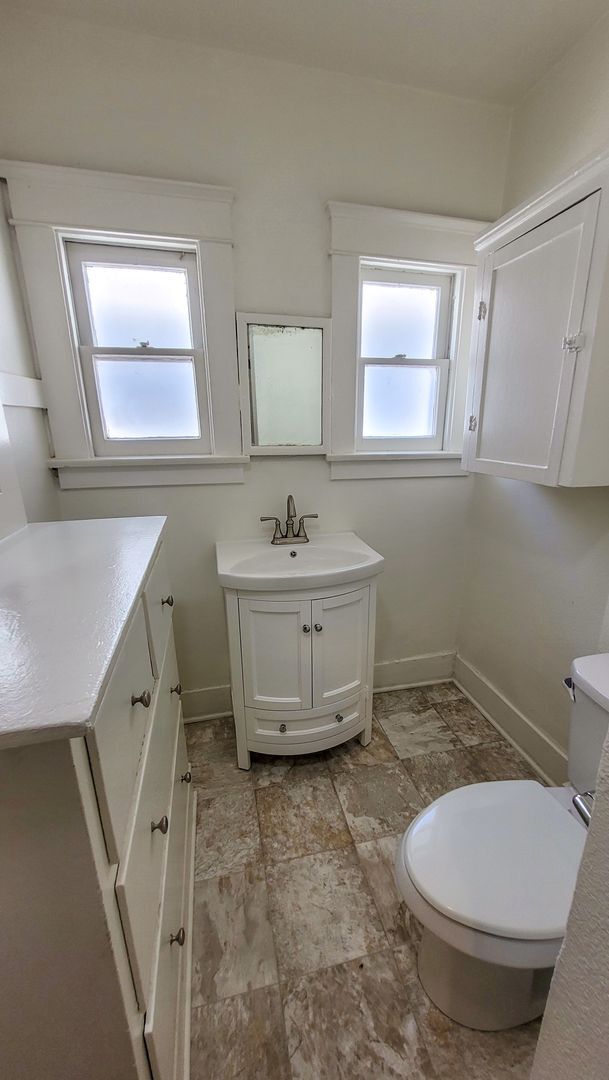 Building Photo - Vacancy at Whittier Duplex!