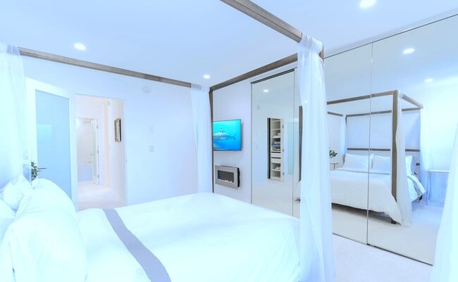 Building Photo - 11645 Montana Ave