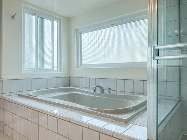 Building Photo - 3525 Sunset Ln