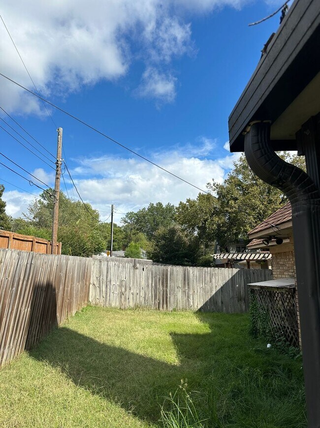 Building Photo - 2507 Dallas Cir