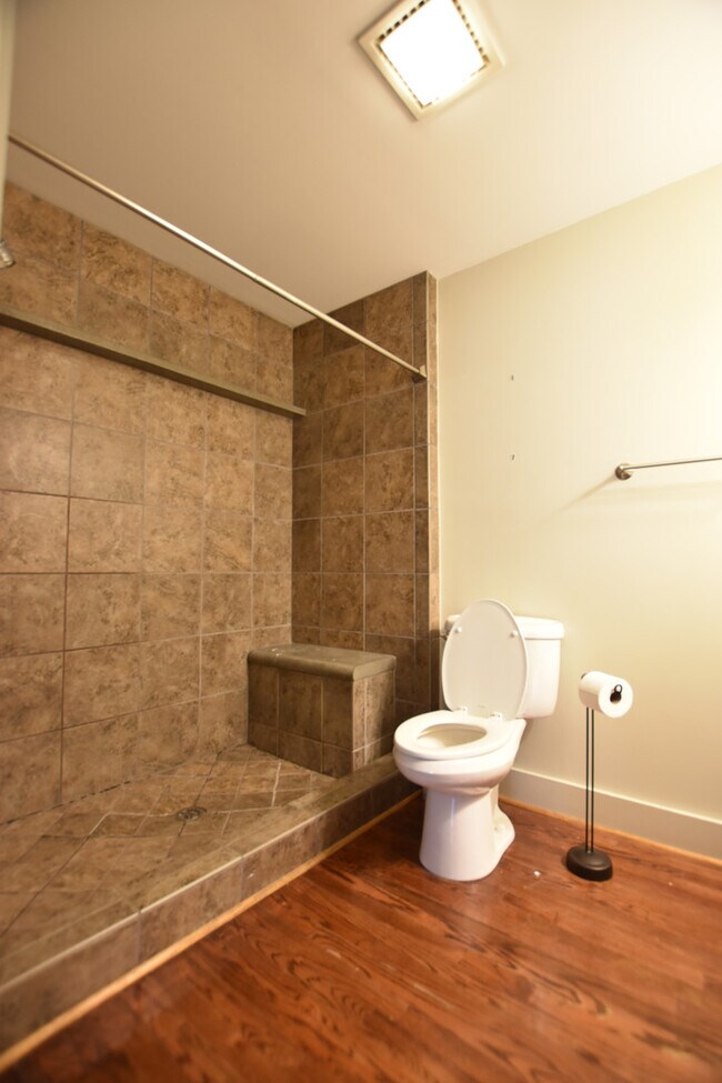 Building Photo - Stunning  2 Bedroom Loft @ Piedmont Leaf Lofts in Innovation Quarter!