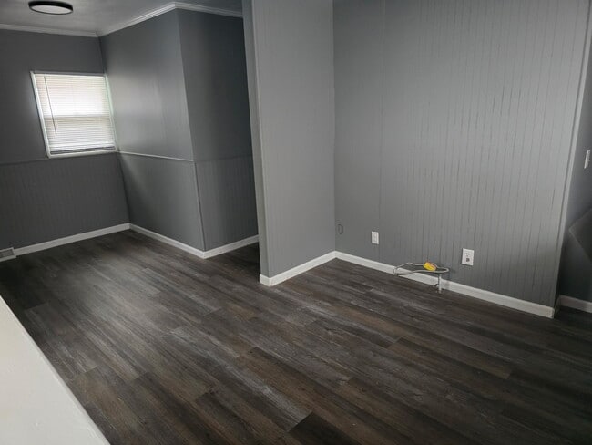 Building Photo - 1611 S Oakwood Ave