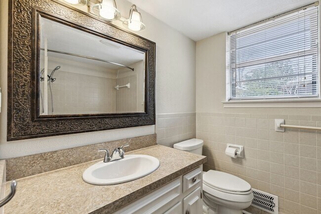 Building Photo - 9611 Meadowhill Dr