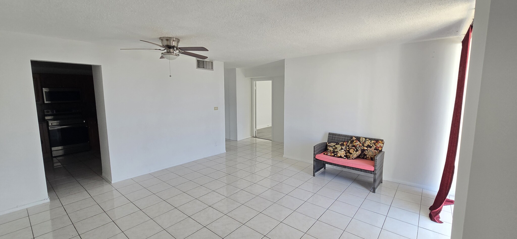 Living area - 1800 Collins Ave