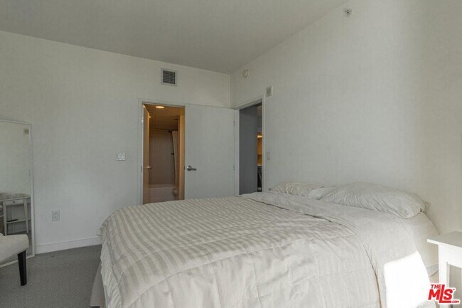 Building Photo - 13700 Marina Pointe Dr