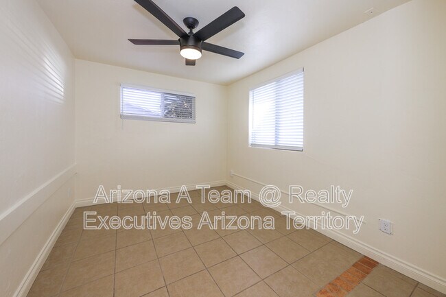 Building Photo - 1654 N Rosemont Blvd