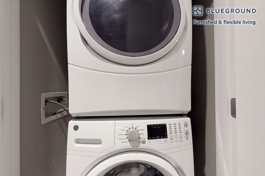 Building Photo - 240 E Shore Rd