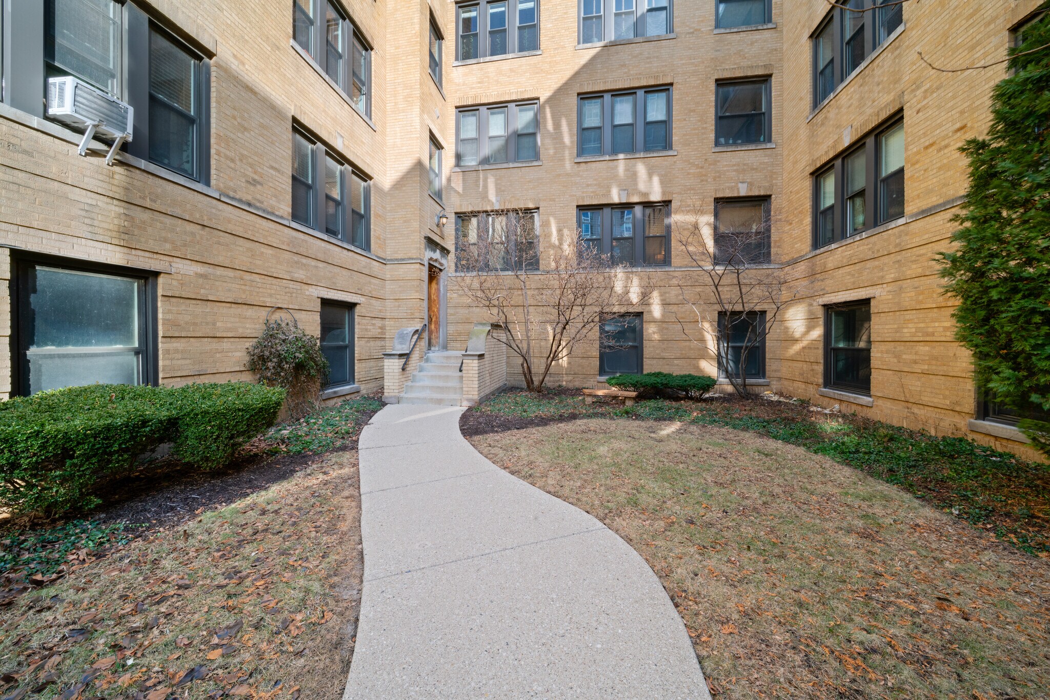 Building Photo - 724 W Buena Ave