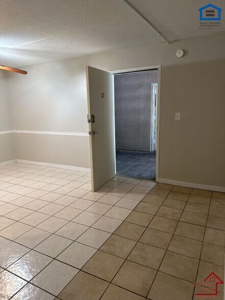 Building Photo - 915 S Seminole Dr