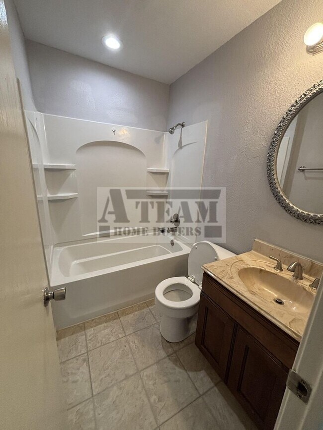 Building Photo - Updated 3 bedroom 2 bathroom