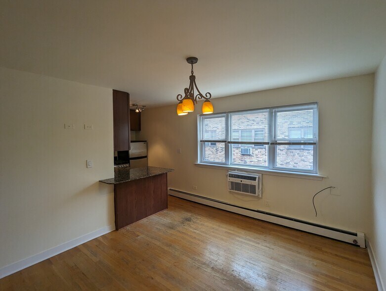 Building Photo - 643 W Wrightwood Ave