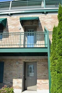 Building Photo - 3-bedroom, 2.5 bathroom partially furnished home in Saint Joseph