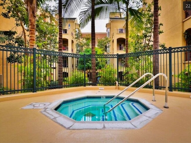 Building Photo - Beautiful and Updated Banker's Hill 1BR/1BA Condo!