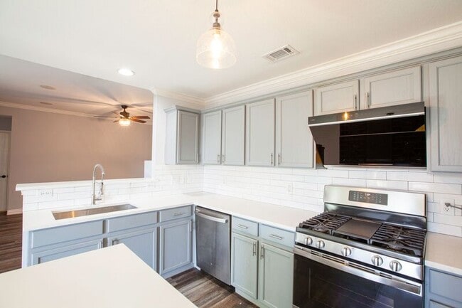 Building Photo - 3103 Creekwood Dr