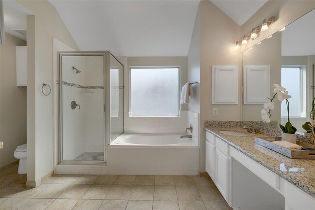 Building Photo - 1908 Oak Hollow Dr W