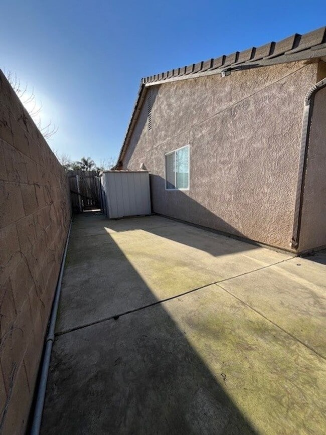 Building Photo - 402 N Amador St