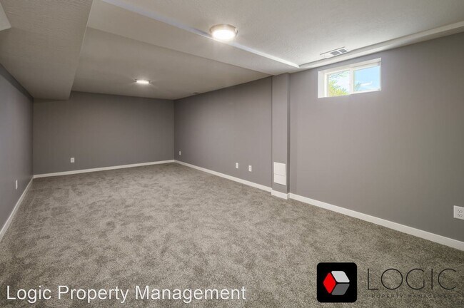 Building Photo - 4 br, 2 bath House - 4050 Porter Ave.