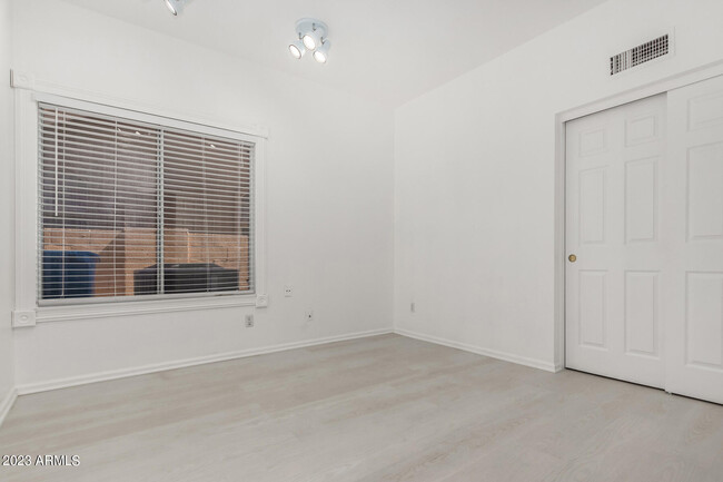 Building Photo - 1638 E Glenhaven Dr
