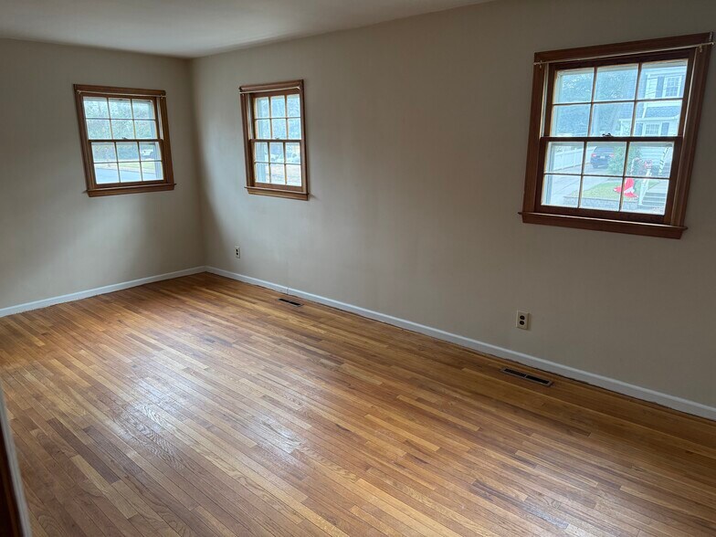 Building Photo - 448 Lake Ave