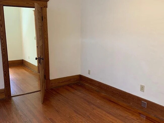 Building Photo - 503 E 40th St