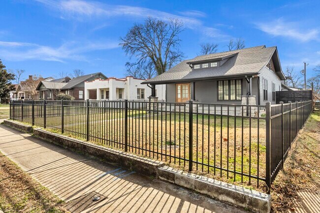 Building Photo - 942 Maxwell Ave