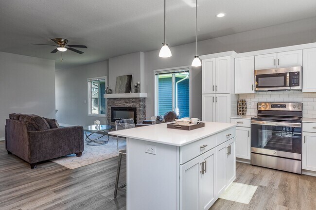 Building Photo - Great 3 Bedroom Single-Family Home in Urba...