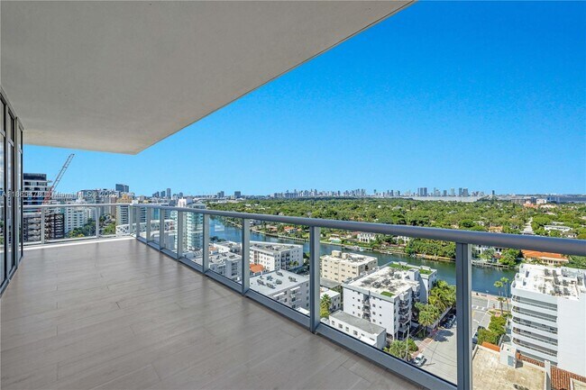 Building Photo - 3737 Collins Ave
