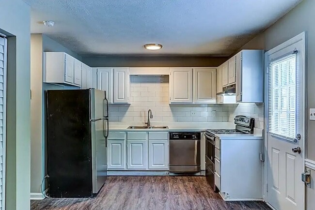 Primary Photo - 418 Creekview Ct
