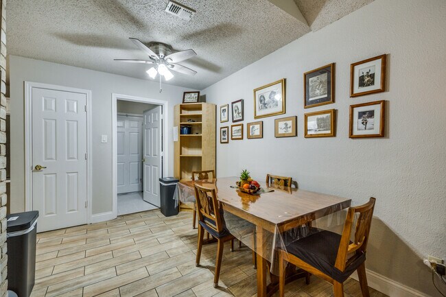 Building Photo - 1027 Hedgestone Dr