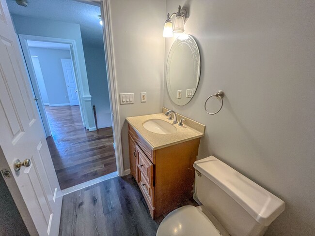 Building Photo - 2 Bed/ 1.5 Bath- Renovated Duplex Condo W/...