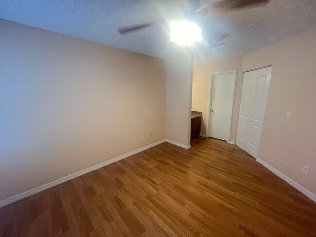 Building Photo - 2597 Grassy Point Dr