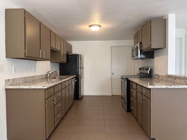 Building Photo - 922 N 85th St