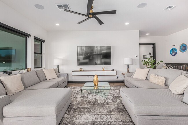 Building Photo - Luxury at Vistal