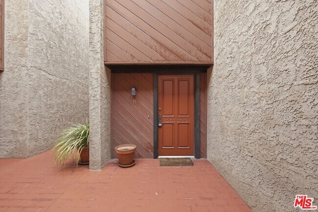 Building Photo - 1423 S Bentley Ave