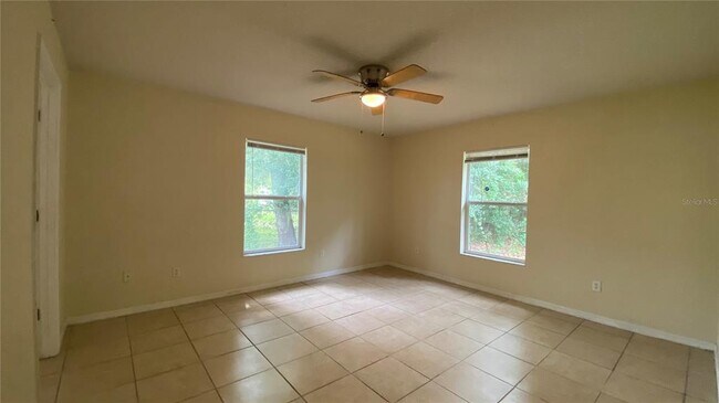 Building Photo - 523 Silver Way Dr