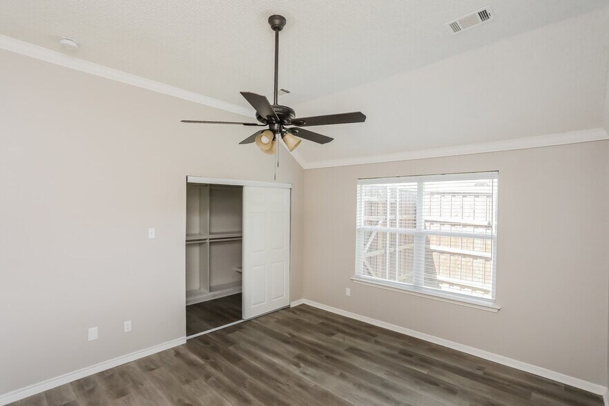 Building Photo - 2001 Valley Falls Ave