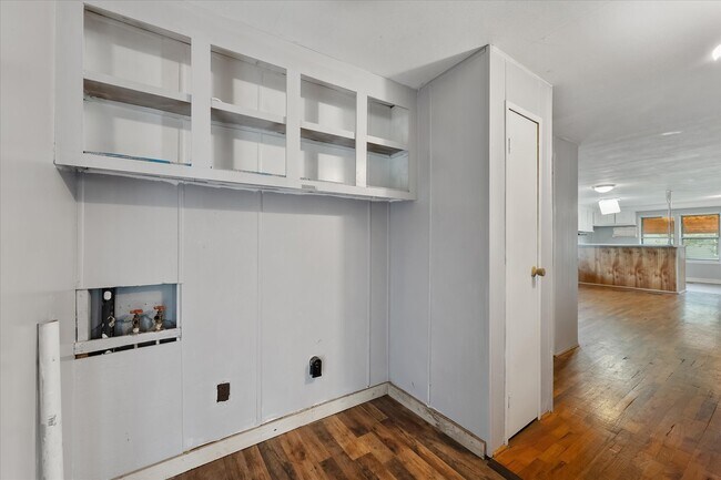 Building Photo - 606 N Pine Hill St