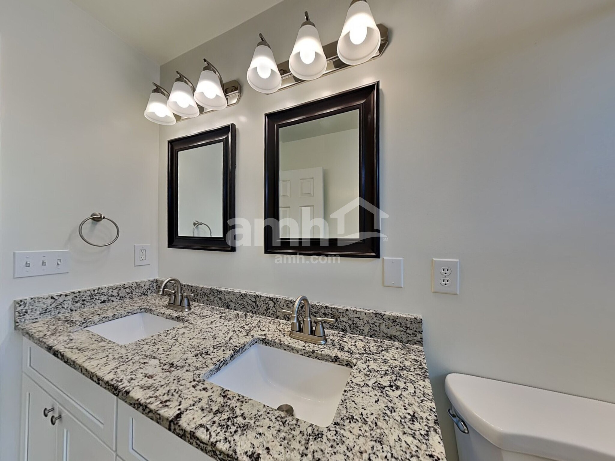 Building Photo - 706 Walnut Crossing Dr