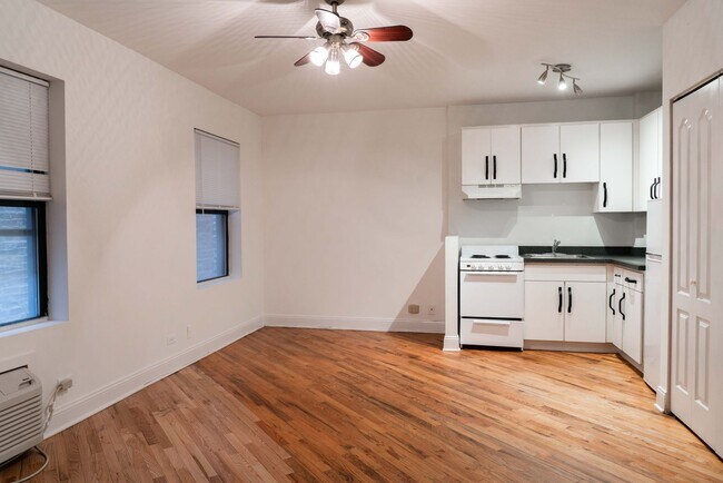 Building Photo - Montrose Beach - Uptown Studio in Elevator...