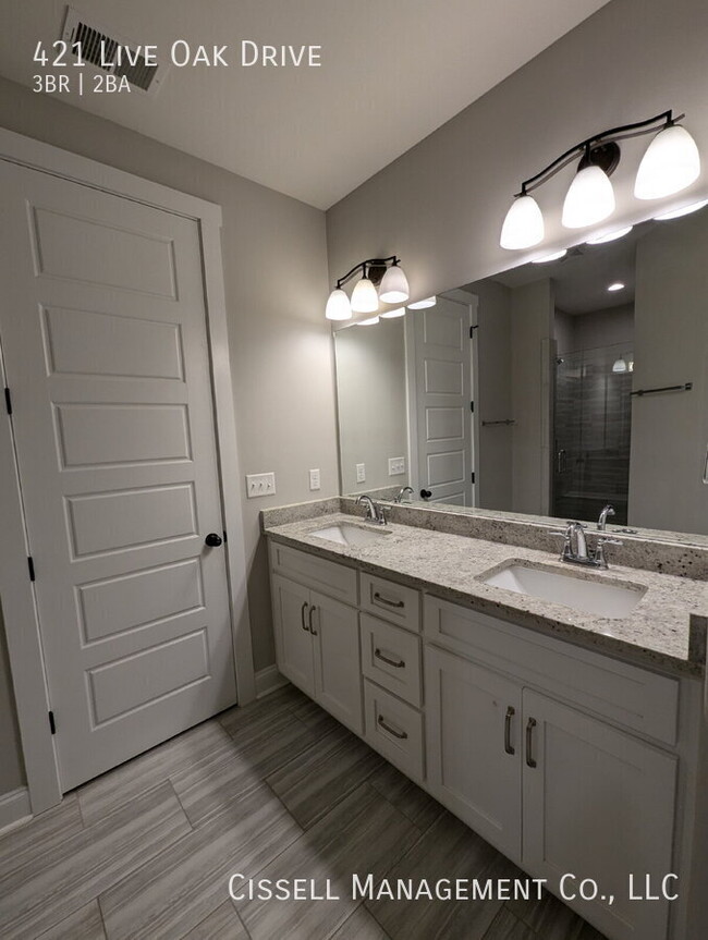 Building Photo - 421 Live Oak Dr
