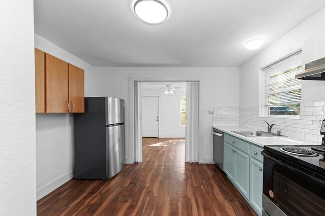 Building Photo - 204 Lessin Ln