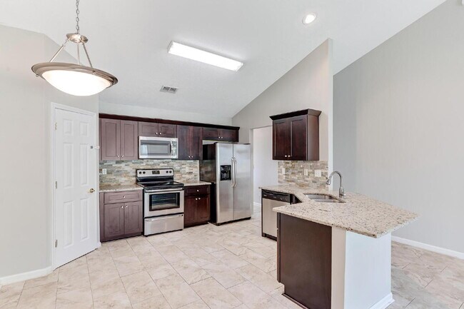 Building Photo - "Spacious 3-Bedroom Home with 2 Full Baths in the Heart of Palm Coast!"