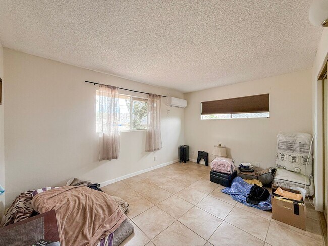 Building Photo - 2 Bedroom Yucca Valley Home