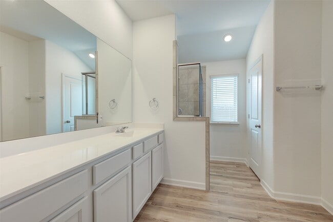 Building Photo - 3330 Meadknoll Ln