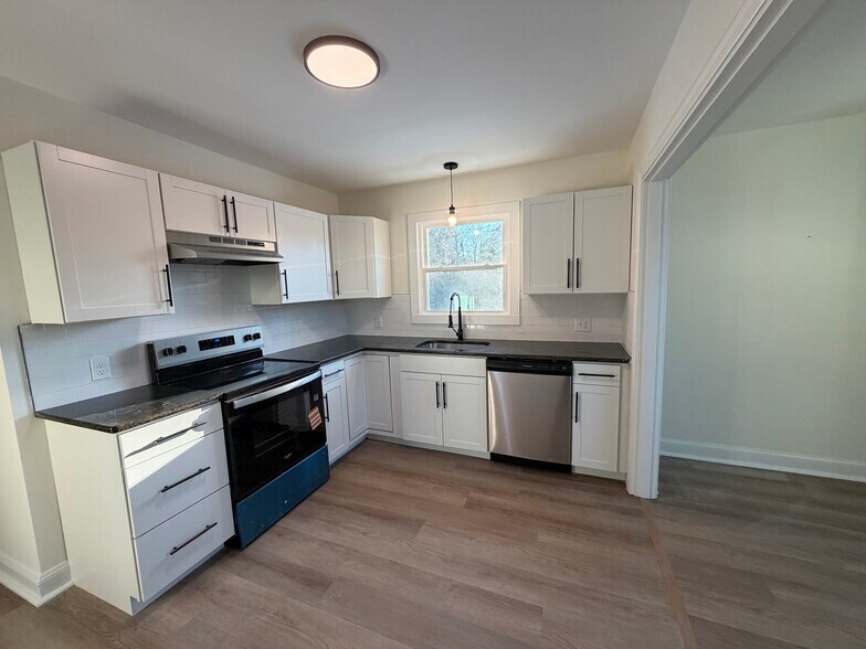 Building Photo - 270 Seminole Dr