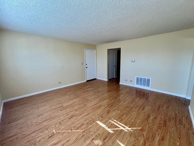 Building Photo - Evolve Real Estate: 2 Bedroom Condo in Den...