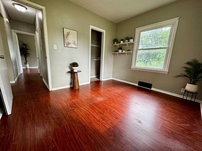 Building Photo - 3 bed, 1 bath home for rent in Waterloo