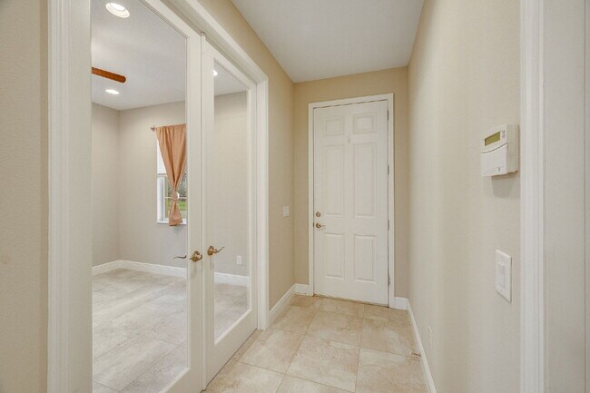 Building Photo - 4 bedroom, 3.5 bathroom in desirable Trasona!