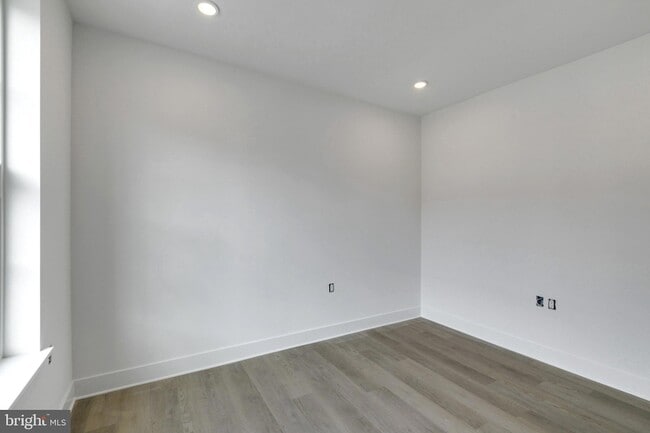 Building Photo - 3045 Richmond St