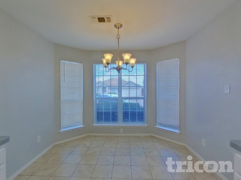 Building Photo - 6910 Meadow Bend Dr